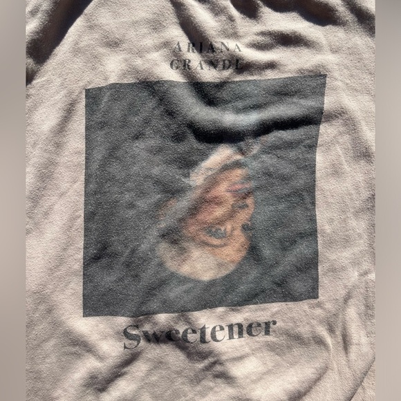 Women's Ariana Grande Sweatshirt Beige Sweetener Spell-Out XL Pop Singer NYC Y2K - Picture 3 of 11